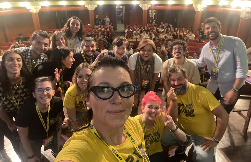 Selfie del Team GrUSP, speaker e MC dell'edizione 2023 di uxday sul palco del Teatro Sarti